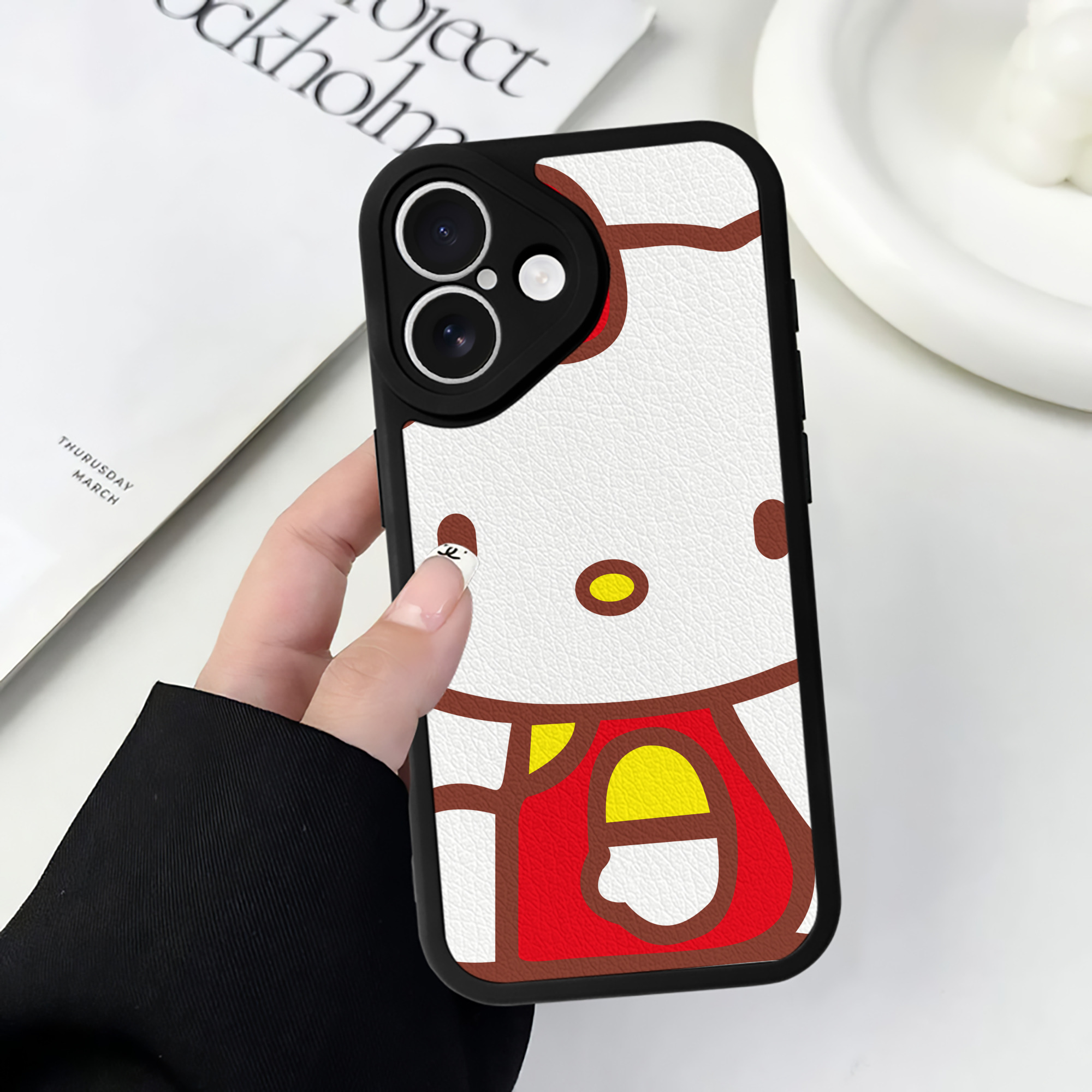 （画像用） Hello Kitty ハローキティ 【iPhone 16シリーズ対応】シリコンスマホケース（レザー調） 材質：シリコン